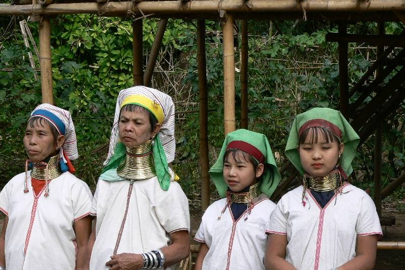 47 Donne giraffa lago Inle